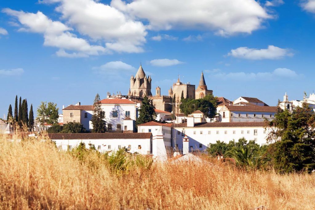 buildings under the blue sky of Evorà in Antelejo