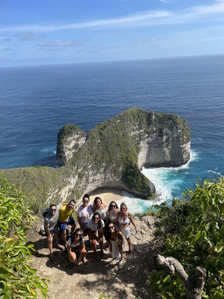 A group of WeRoaders taking a picture in front of kelingking beach 