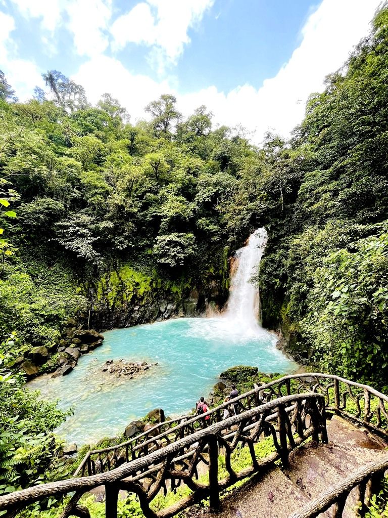 The landscape of the Rio Celeste waterfall's celestial pool