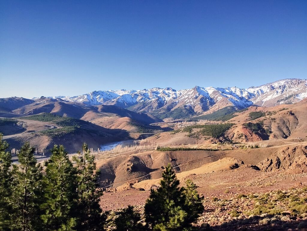 A panoramic view of a valley in Patagonia with mountains in the background, in the city of Neuquén.