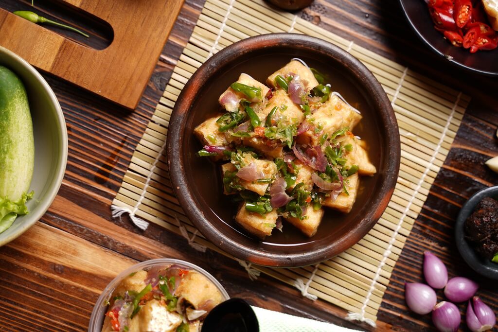 A bowl of agedashi tofu (tofu fruit).