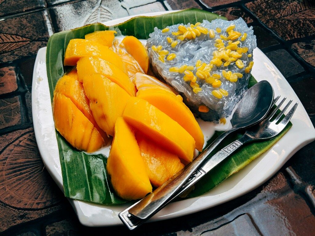 Coconut sticky rice with fresh mango