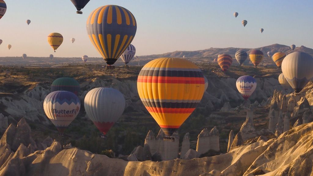 hot air baloon in Cappadocia - singles holidays 25-35