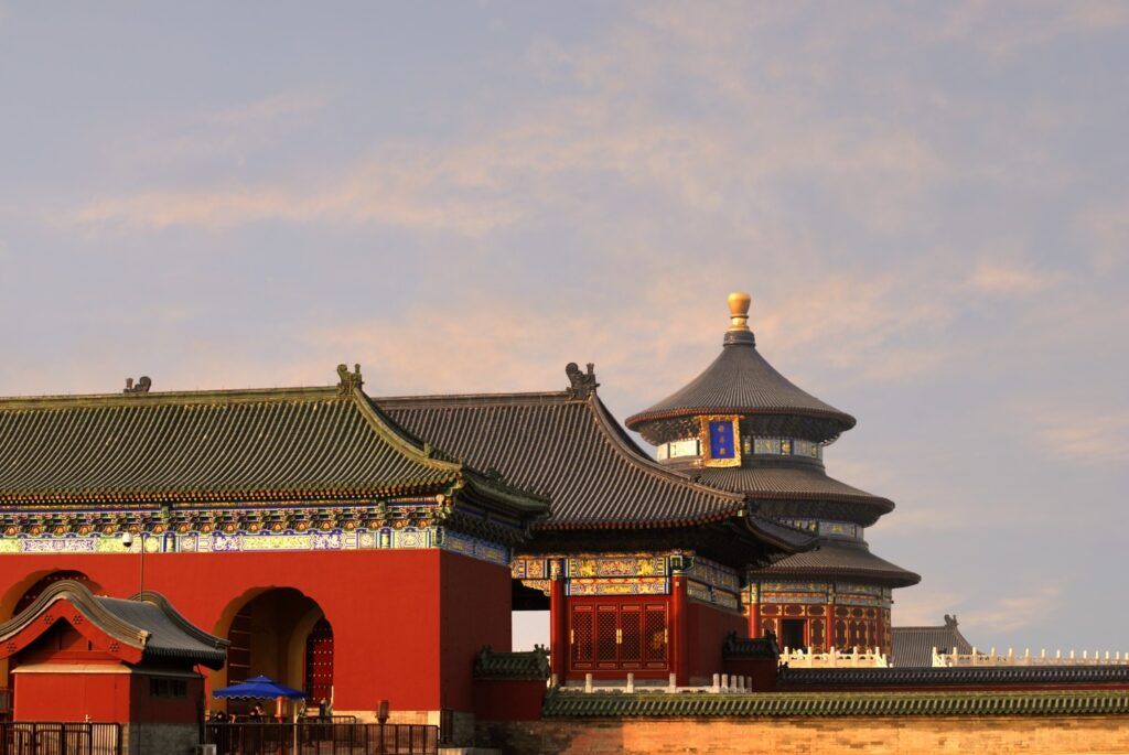 Red gates and the tiered, round Hall of Prayer for Good Harvests in the background.